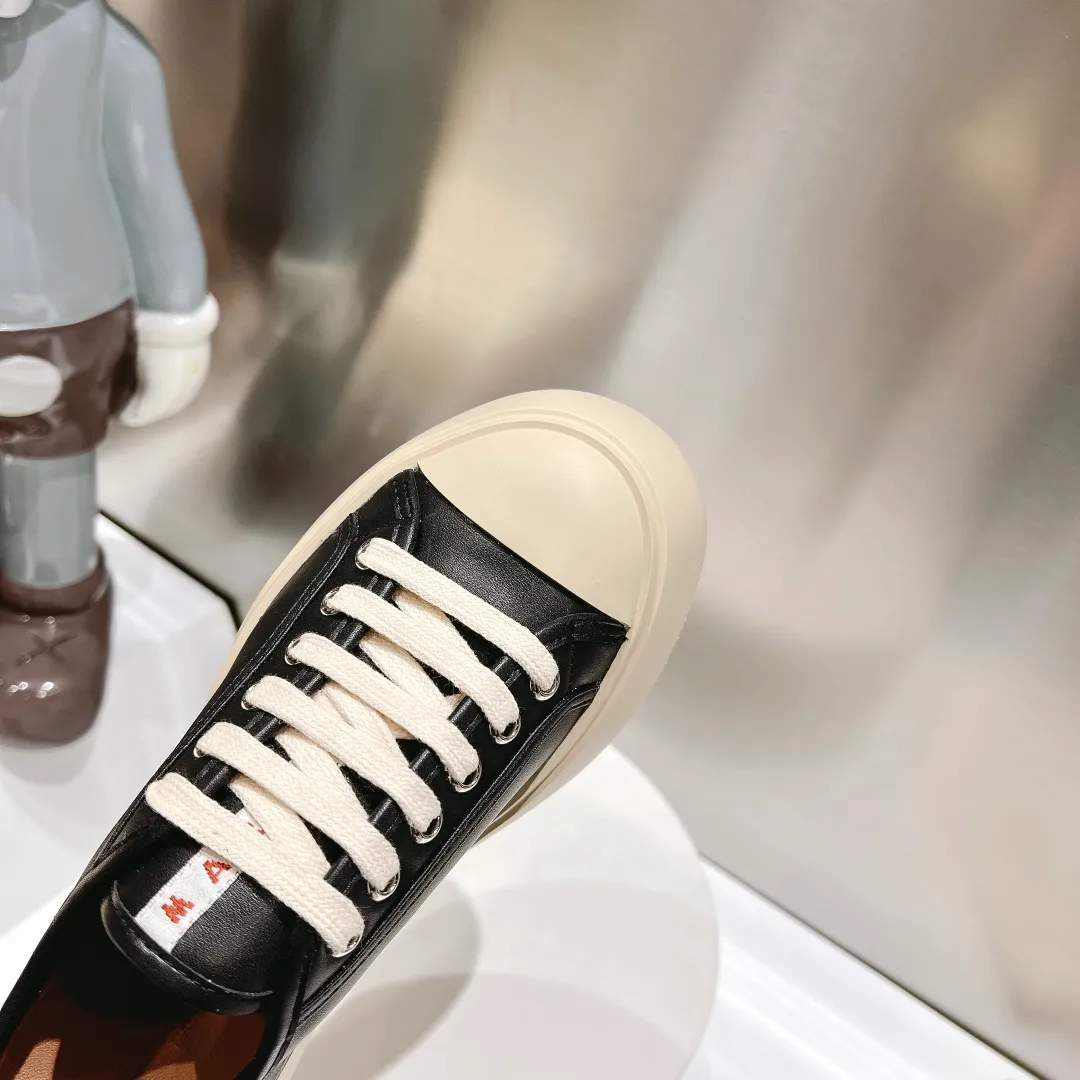 👟👟Ex-factory price 480👟👟 (exclusive top quality) Marni|Mary Jane big head doll shoes‼ ️Upgraded outsole, consistent lasting process with the original version, upgraded to the latest official original packaging‼ ️ Mani’s incomparable and versatile white shoes! I'm tired of the regular white shoes, so I bought a pair of different style thick-soled big-toe shoes. Paris International Fashion Week catwalk model, purchase-level version, all Internet celebrities wear it, Song Zuer, Zhao Lusi, Huo🔥 Show... [4.5cm increased sole] Not bulky, light and soft, comfortable on the feet! It feels very good on your feet and doesn't scratch your feet at all! Extremely comfortable! Daily travel! Wear whatever you like regardless of the occasion, no fear of any dress code, no pressure to dress! ✔Upper: imported cowhide fabric ✔Lining: lambskin lining ✔Outsole: exclusive original molded 1:1 rubber ➕T👟👟factory price U outsole! Floating beige is not completely white. Difference between market currencies We are different‼ ️ ✔𝐒𝐢𝐳𝐞: 35-40